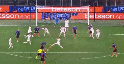 第39分钟,泽林斯基打门造点,随后亲自主罚命中,国米1-2比萨