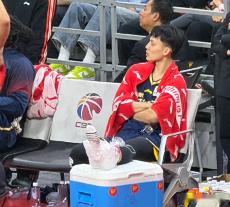 2球星伤情更新!粤记透露徐杰崴脚无大碍,京记曝赵睿赴医院检查